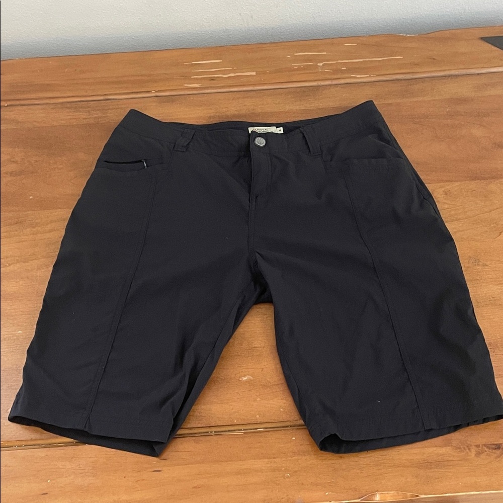 Royal Robbins Black Flat Front Bermuda Shorts Size 6